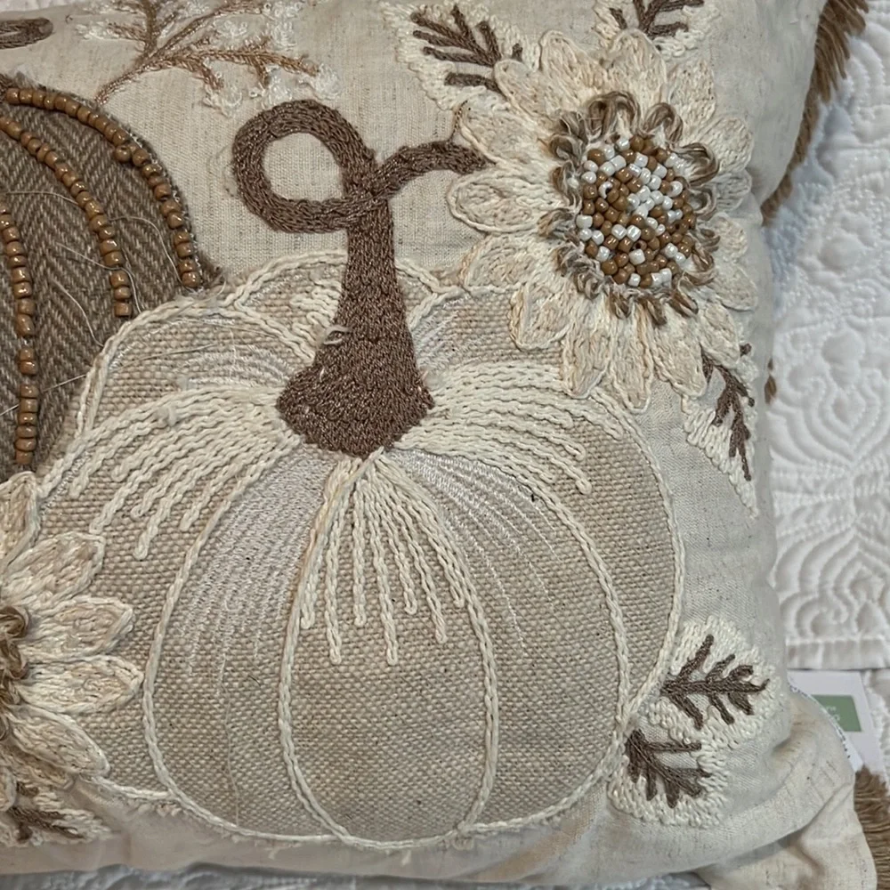 The Farmhouse Rachel Ashwell decorative‎ pillow, NWT